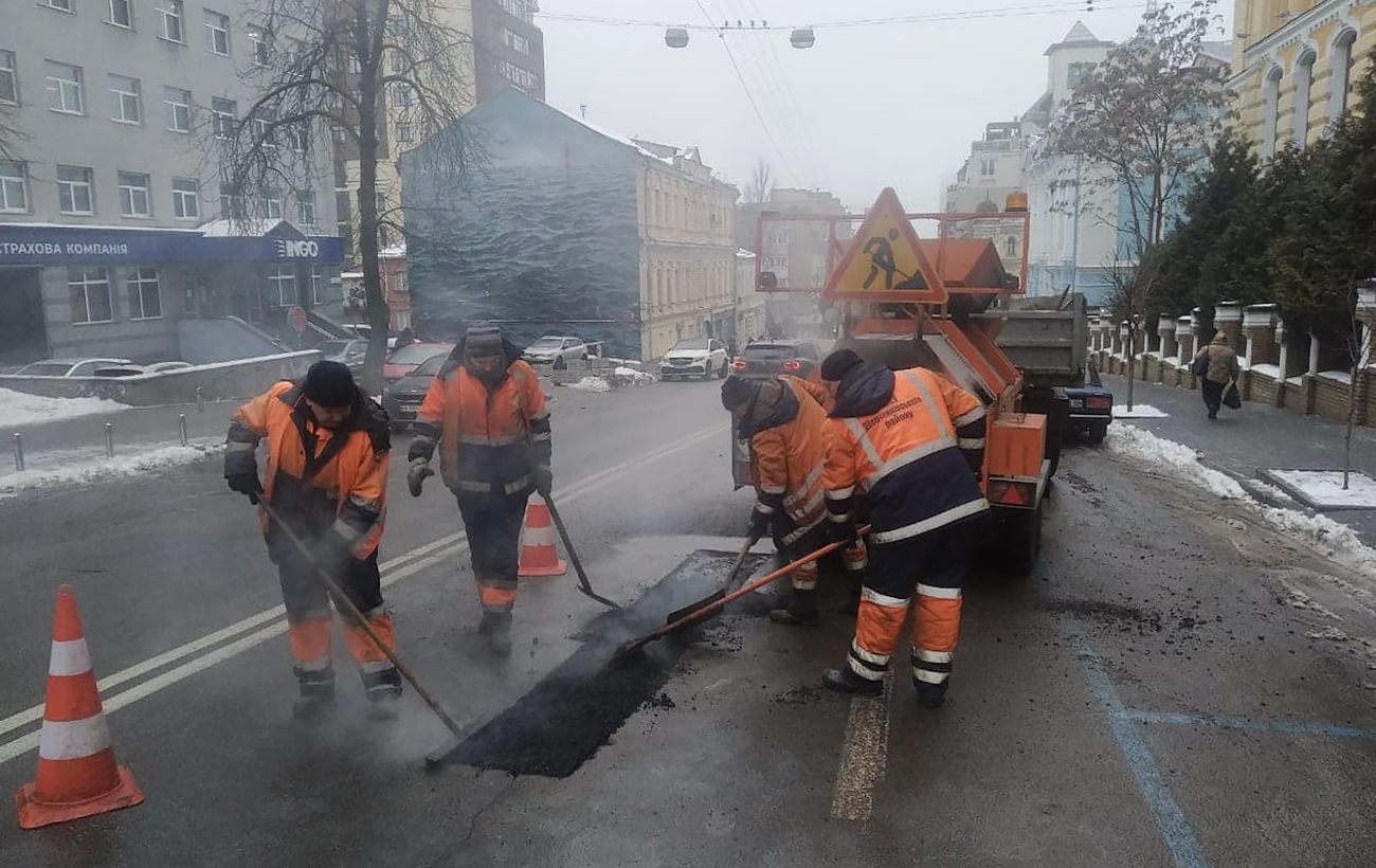 Мільярди на ями. Як зима знищила дороги в Україні та чи є гроші на терміновий ремонт
